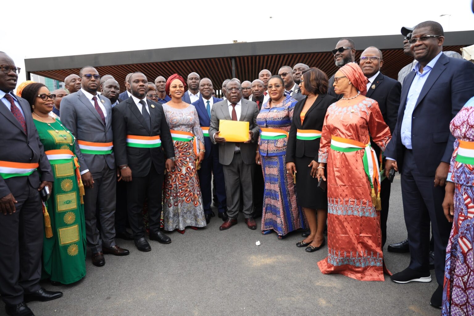 Côte d’Ivoire-AIP/ Présidentielle 2025: les maires du RHDP versent la caution de candidature d’Alassane Ouattara