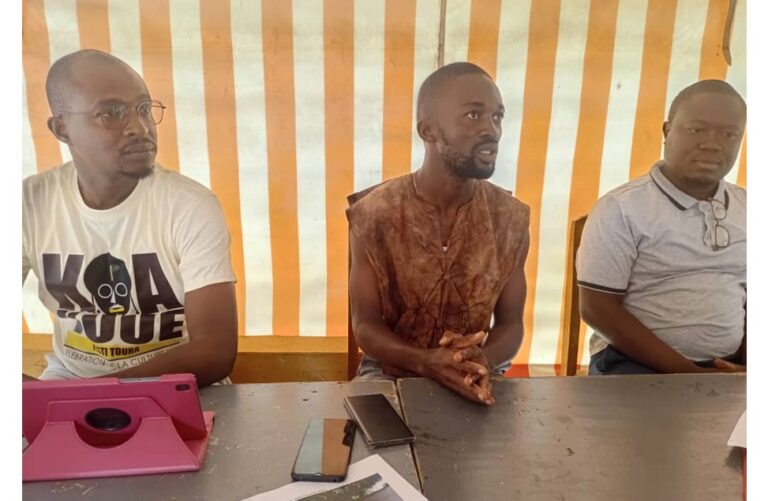 Le commissaire du Festi Toura, Stéphane Gogbé (au milieu) présente le projet à des journalistes, mardi 22 juillet 2055, à Daloa