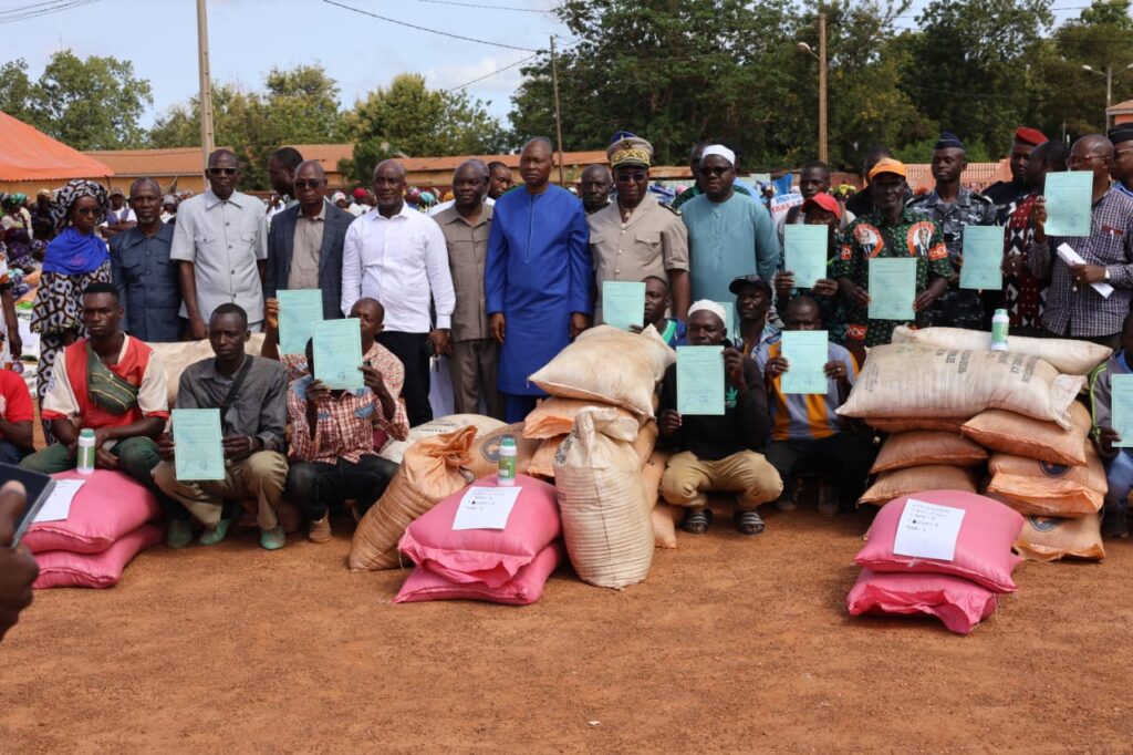 Côte d’Ivoire – AIP/ 120 coopératives et 23 écoles de M’Bengué dotées en semences et intrants