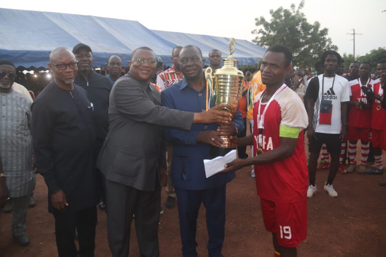 Côte d’Ivoire-AIP / Amadou Coulibaly invite les populations à soutenir les actions du gouvernement, lors d’un tournoi à Motiamo