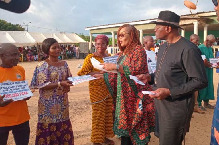 Côte d’Ivoire-AIP /Belmonde Dogo remet trois millions FCFA à des militants RHDP de Gagnoa pour des AGR