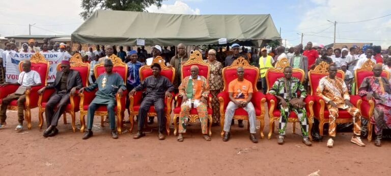 Côte d’Ivoire-AIP/ Un mouvement offre du riz et un tricycle à des populations de Mankono