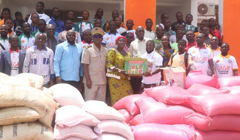 Côte d’Ivoire-AIP/ Le ministre d’État, Kobenan Adjoumani octroie 18 tonnes d’intrants agricoles à l’association CALAB de Bondoukou