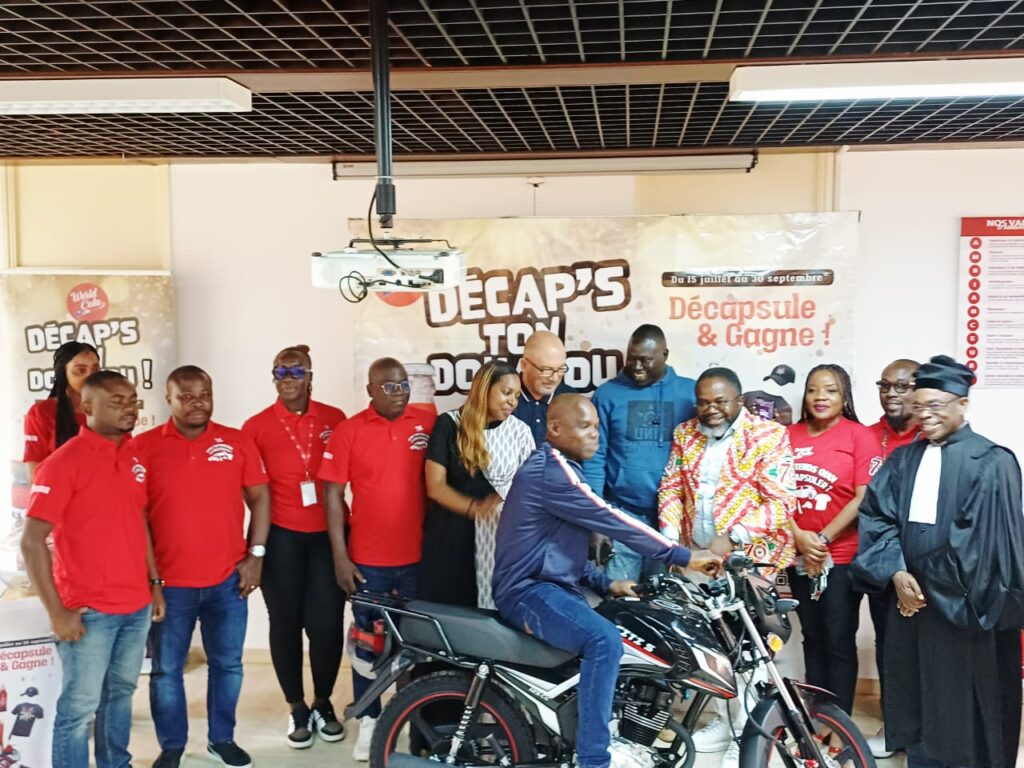 Côte d’Ivoire-AIP / Le premier gagnant du jeu « Décap’s ton douahou » de Solibra récompensé