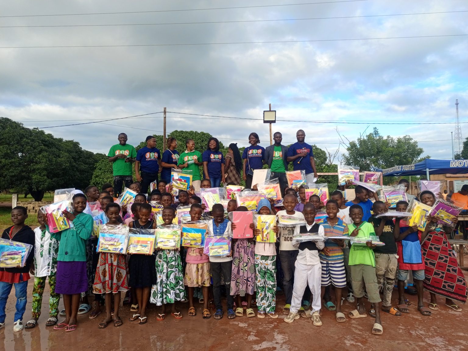 Côte d’Ivoire-AIP/ Une association des jeunes de Nassian offre des kits scolaires aux élèves admis en classe de sixième