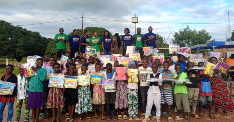 Côte d’Ivoire-AIP/ Une association des jeunes de Nassian offre des kits scolaires aux élèves admis en classe de sixième
