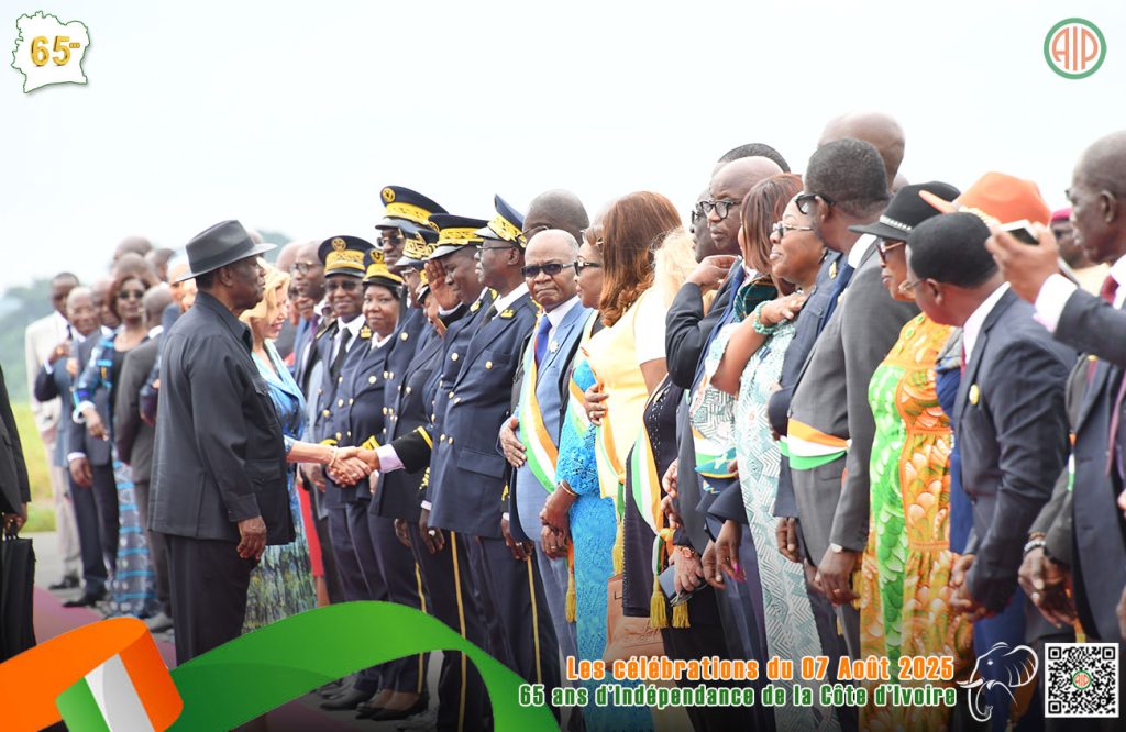 Côte d’Ivoire-AIP/An 65 de l’indépendance : le Président Alassane Ouattara appelle au rassemblement à sa descente d’avion à l’aéroport de Bouaké