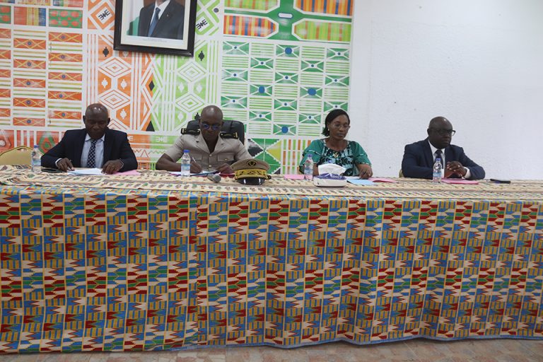 Côte d’Ivoire-AIP / La direction générale des Ivoiriens de l’extérieur sensibilise sur la migration irrégulière à San Pedro Cérémonie d’ouverture de la campagne de sensibilisation sur la migration irrégulière mardi 05 août 2025à San Pedro, le représentant du directeur général des ivoiriens de l’extérieur, N’Guessan Jean Marc, à l’extrême droite, la 6e adjointe au maire de San Pedro, Mme Kouali Clarice, le sous-préfet de Dogbo, Konan Jean-Baptiste et le 5e vice-président du conseil régional, Daou Mamadou