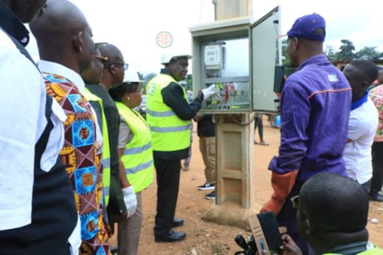 Côte d’Ivoire-AIP/ Kayabo s’illumine grâce à l’électrification, les populations expriment leur gratitude au chef de l’État
