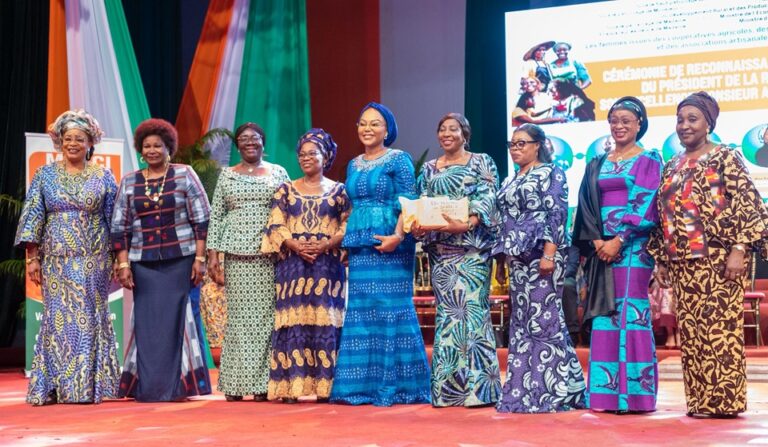 Côte d’Ivoire-AIP/ Présidentielle 2025: les femmes du vivrier, du commerce et de l’artisanat remettent 20 millions FCFA pour soutenir la candidature d’Alassane Ouattara