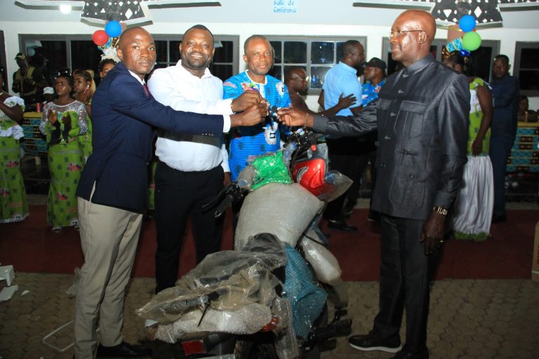 Côte d’Ivoire-AIP/ Le maire Ouattara Anzoumana équipe l’association des couturières et couturiers Osatha de Bondoukou