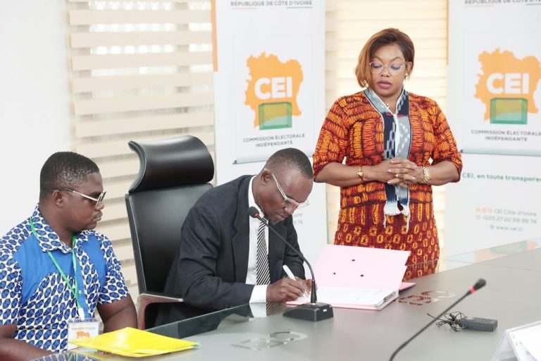 Côte d’Ivoire-AIP/ Présidentielle 2025: Tra Bi Olyvier dépose son dossier de candidature à la CEI