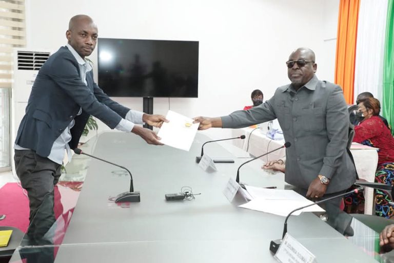 Côte d’Ivoire-AIP/ Présidentielle 2025: la CEI réceptionne le dossier de candidature de Brou Justin Roméo Agboli