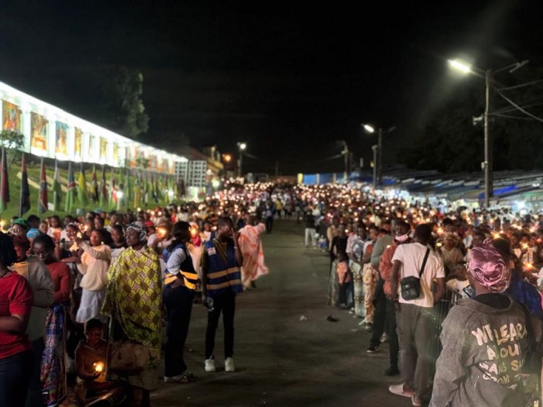 Côte d’Ivoire – AIP / Assomption à Abidjan : le Rosaire une arme spirituelle contre le malin ( Vicaire général) Les fidèles chrétiens lors de la vigile de l'assoption au centuaire marial vendredi 15 août 2025