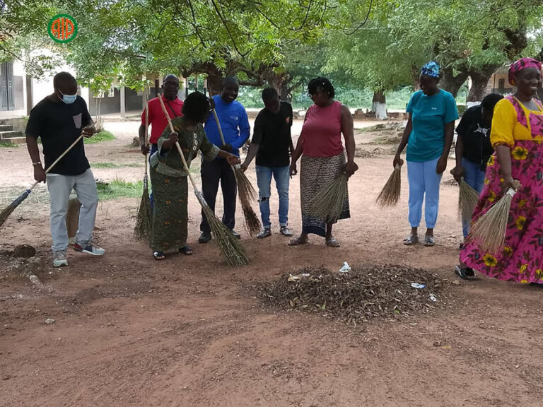 Côte d’Ivoire-AIP/ Une opération de salubrité à la DRENA d’Abengourou pour le lancement officiel de la certification des apprenants Alpha Le superviseur Tanoh Kouadio Victor en bleu Mme l'IEPP Indénié Tano N'Dri Adja Chantal à gauche lors de l'opération de salubrité au groupe scolaire Indénié samedi 02 août 2025