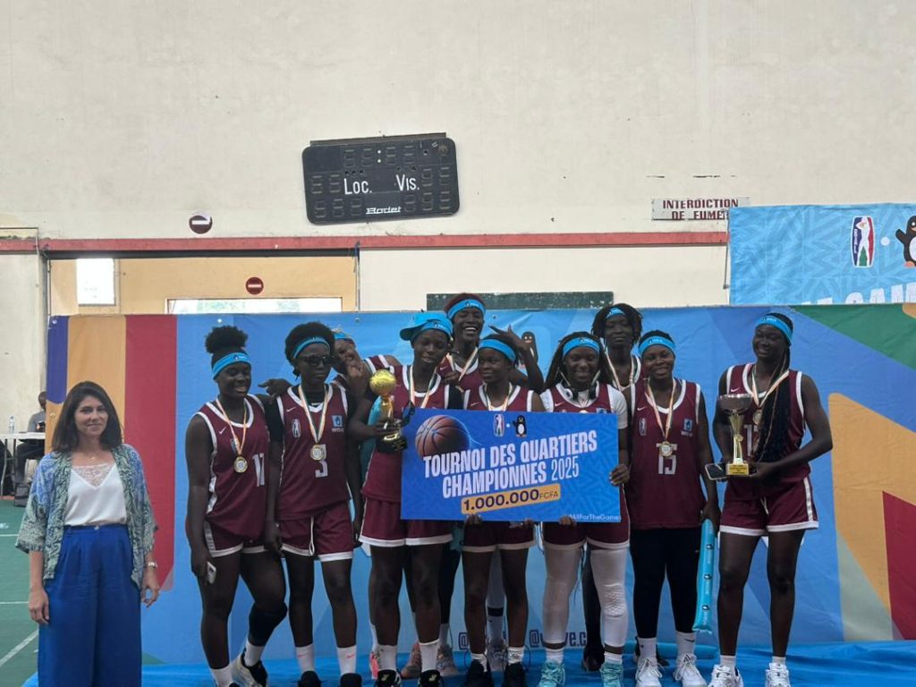 L’équipe d’ABC Fighters recevant sa récompense après sa victoire en finale le 6 août 2025 au forum de l’université de cocody