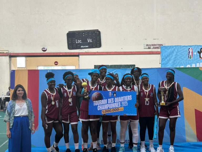 Côte d’Ivoire – AIP / ABC Fighters et Aby remportent la finale du tournoi des quartiers organisé par la Fintech Wave et la BAL L’équipe d’ABC Fighters recevant sa récompense après sa victoire en finale le 6 août 2025 au forum de l’université de cocody