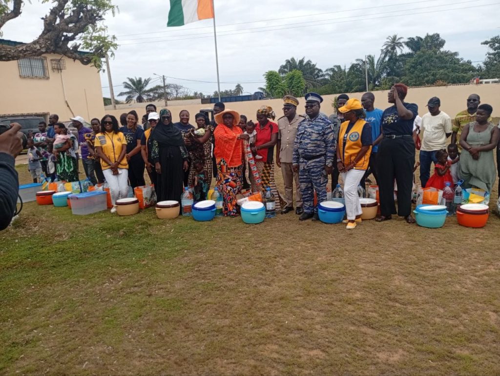 Côte d’Ivoire-AIP / Jacqueville : les Lions clubs Abidjan apportent une aide aux sinistrés d’un incendie