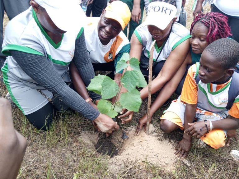Côte d’Ivoire-AIP/ Le sous-préfet de Liliyo lance une opération de planting d’arbres
