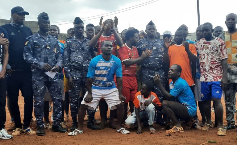 Côte d’Ivoire-AIP/ La police d’Oumé et les jeunes du quartier Kôkô renforcent leur collaboration en matière de sécurité et de cohésion sociale
