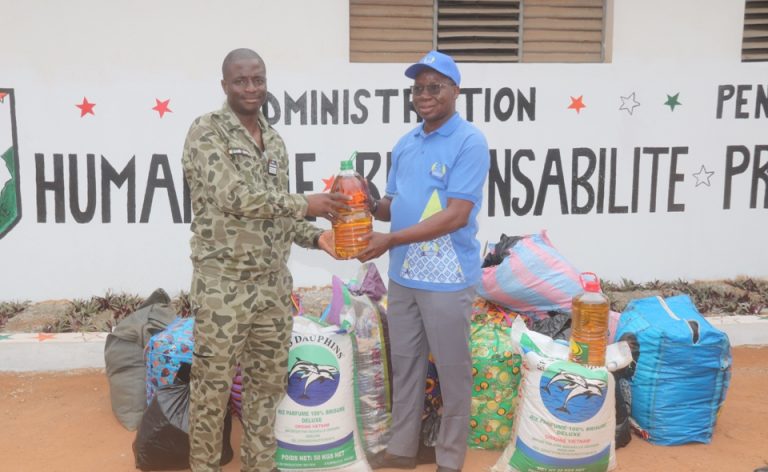 Côte d’Ivoire-AIP / Des anciens leaders de jeunesse de Gagnoa offrent vivres et produits de première nécessité aux détenus
