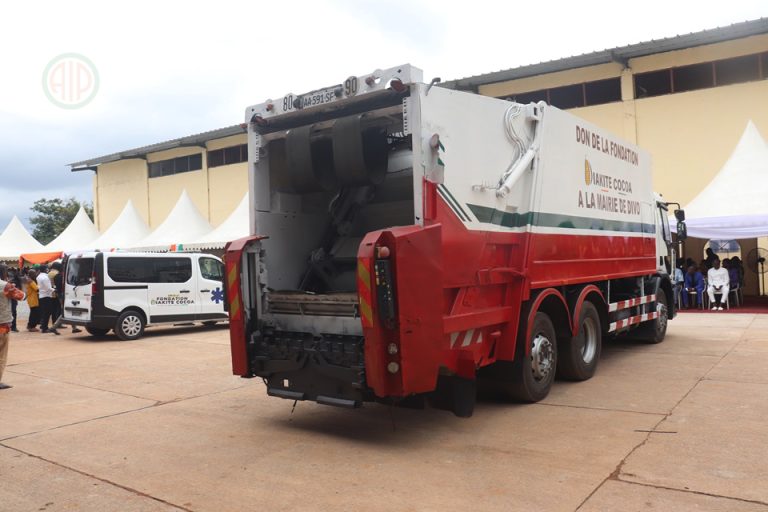Côte d’Ivoire-AIP/ Les frères Diakité font don d’un camion de ramassage et d’une ambulance à deux collectivités locales du Lôh-Djiboua