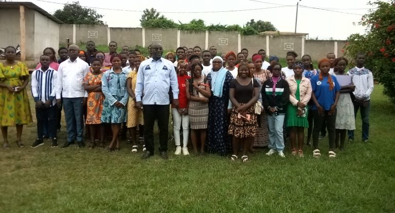 Côte d’Ivoire-AIP/ Le maire d’Akoupé instruit les jeunes recrues au stage d’immersion sur les intérêts du travail en administration