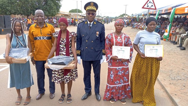 Côte d’Ivoire-AIP/ An 65: Le préfet de Doropo récompense les meilleures bachelières de sa circonscription