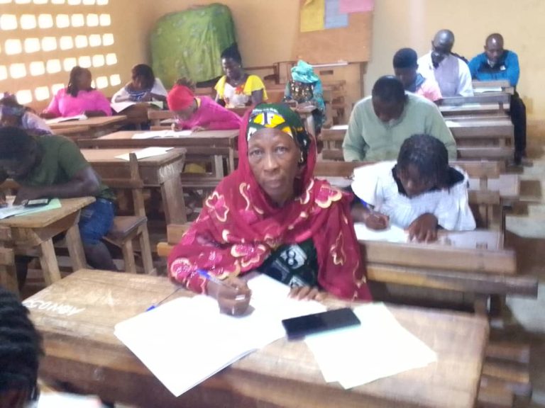 Côte d’Ivoire-AIP/ À 57 ans, Ouattara Aminata sort du « noir » grâce à l’alphabétisation