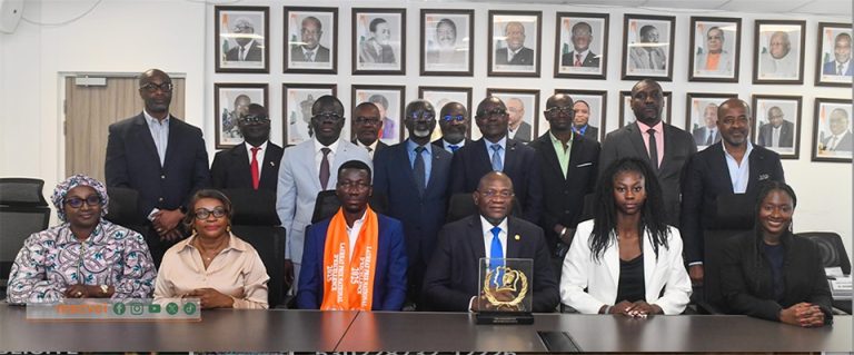 Côte d’Ivoire-AIP / Le ministre Adjé Silas Metch félicite et récompense les lauréats du Prix national d’excellence de son ministère