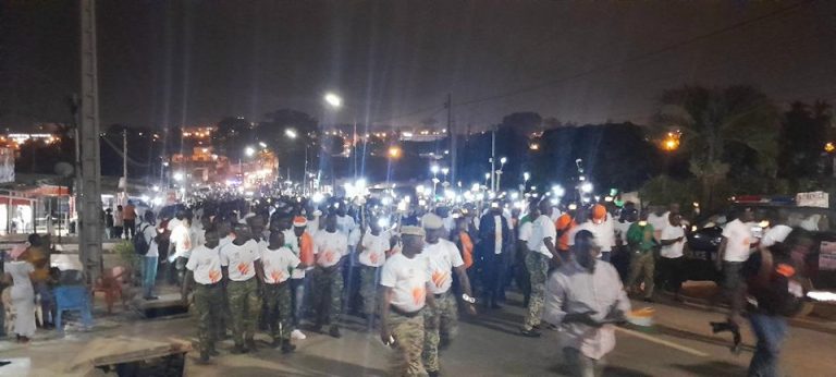 Côte d’Ivoire-AIP/ 3160 personnes participent à la retraite aux flambeaux pour le 65e anniversaire de l’indépendance à Bouaké
