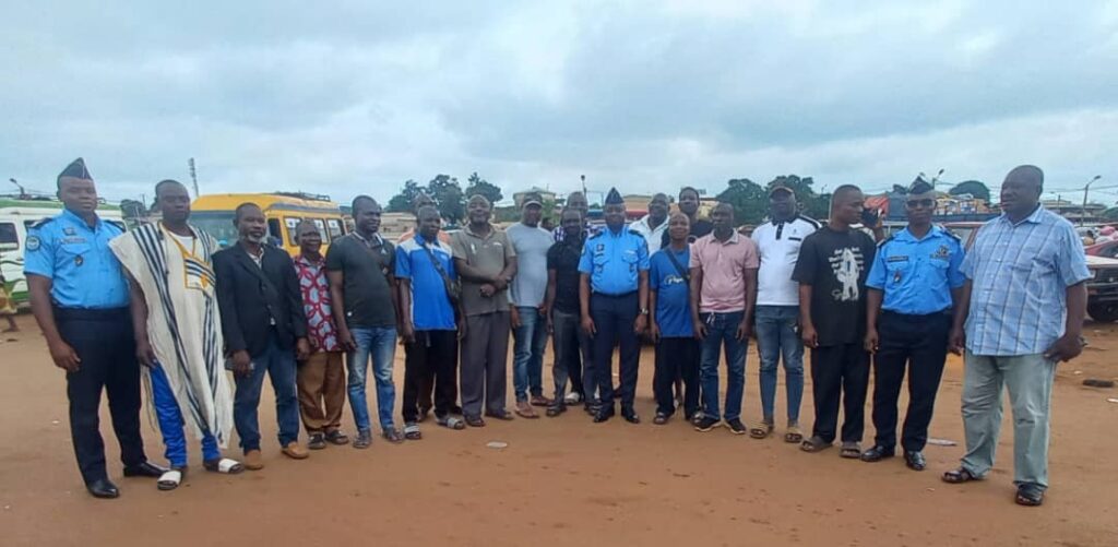 Côte d’Ivoire-AIP/ Sécurité routière: le commissaire de police de Daoukro sensibilise les chauffeurs de taxis-brousse et motocyclistes
