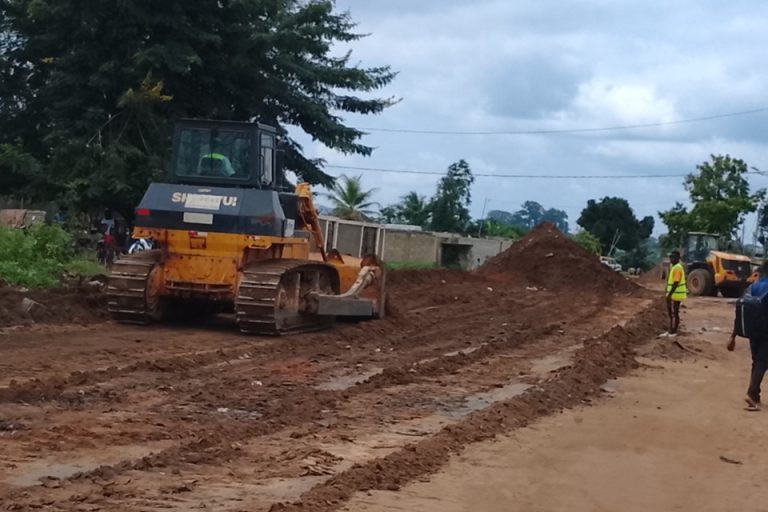 Côte d’Ivoire-AIP/La ville de Bangolo lance ses travaux de bitumage pour briser l’isolement routier