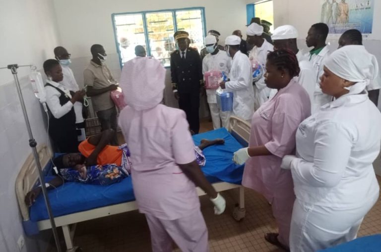 Côte d’Ivoire-AIP/An 65: le sous-préfet de Tiassalé remet des kits d’accouchement à la maternité de N’zianouan