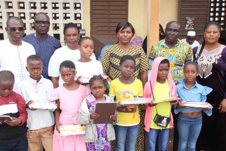 Côte d’Ivoire-AIP/ Le maire de Bondoukou offre 100 kits scolaires aux élèves de l’EPP Kandia Camara