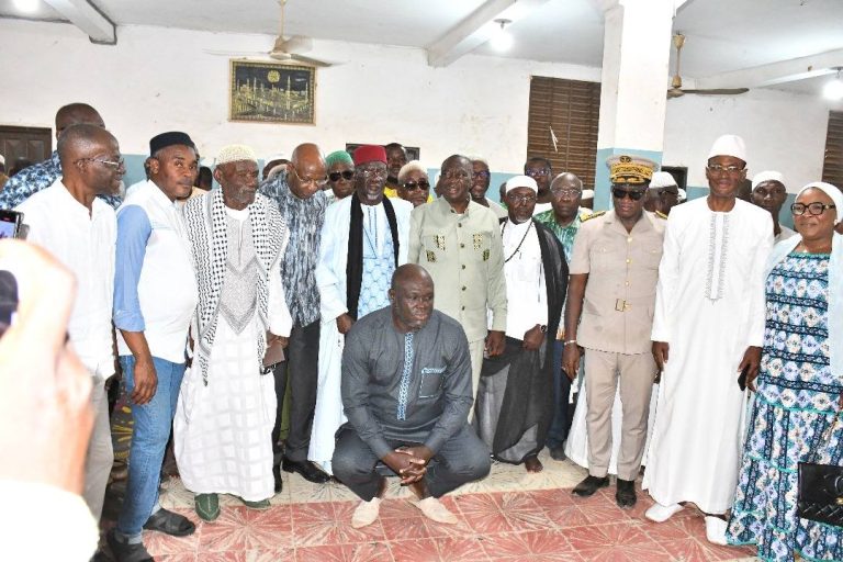 Côte d’Ivoire-AIP/ Kobenan Adjoumani apporte une contribution financière pour la construction de la station Albayane à Bondoukou