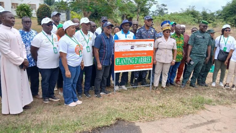 Côte d’Ivoire-AIP/Un planting d’arbres organisé à N’Douci pour célébrer les 62 ans du Trésor public