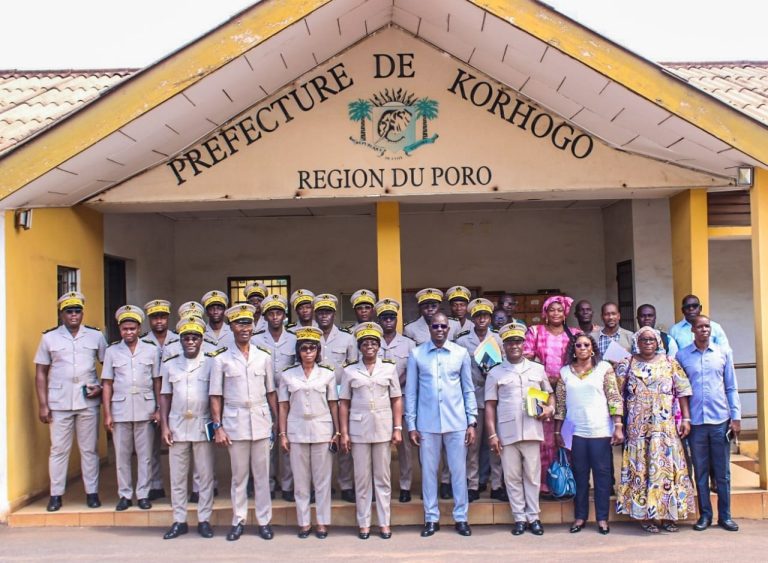 Photo de groupe au terme de la rencontre à la préfecture de Korhogo.