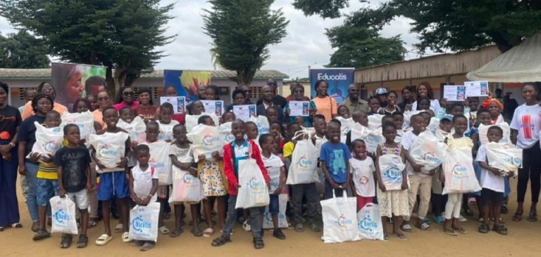 Côte d’Ivoire-AIP/ L’ONG Charitis remet des kits scolaires et des bourses d’étude à des orphelins à Abidjan
