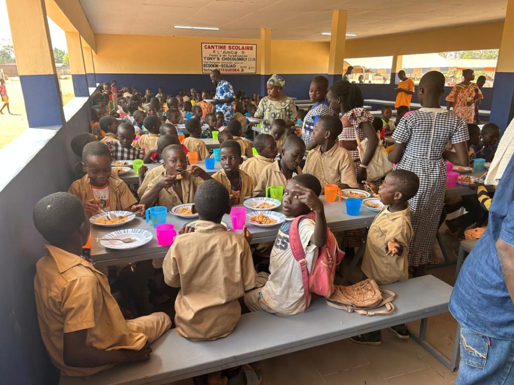 Côte d’Ivoire-AIP/ L’apport des cantines scolaires dans la lutte contre l’abandon des classes et le travail des enfants dans la cacaoculture, l’exemple de Batéguédéa 2 dans le Haut-Sassandra (Dossier)
