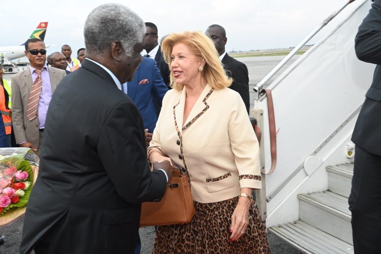AIP/La Première dame Dominique Ouattara salue la qualité du vol inaugural de l’Airbus A330-900neo d’Air Côte d’Ivoire