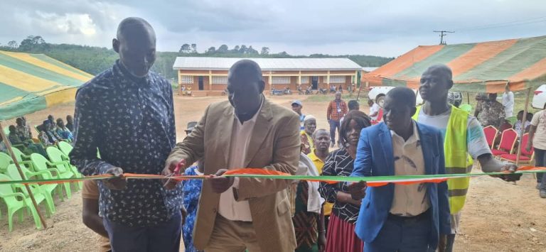 Côte d’Ivoire-AIP/La mairie de Mayo remet six salles de classe équipées au ministère de l’Éducation nationale