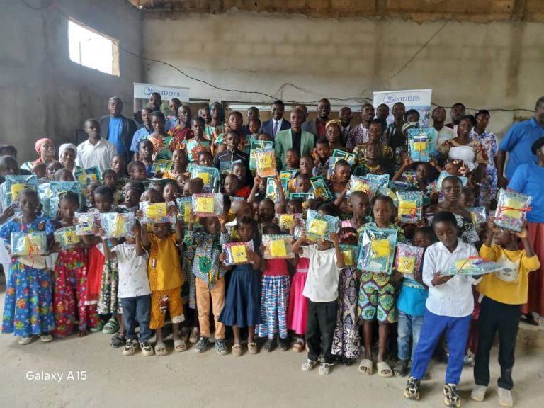 Côte d’Ivoire-AIP/ L’ONG « AIDDES » offre 100 kits scolaires à des enfants vulnérables de Dabou