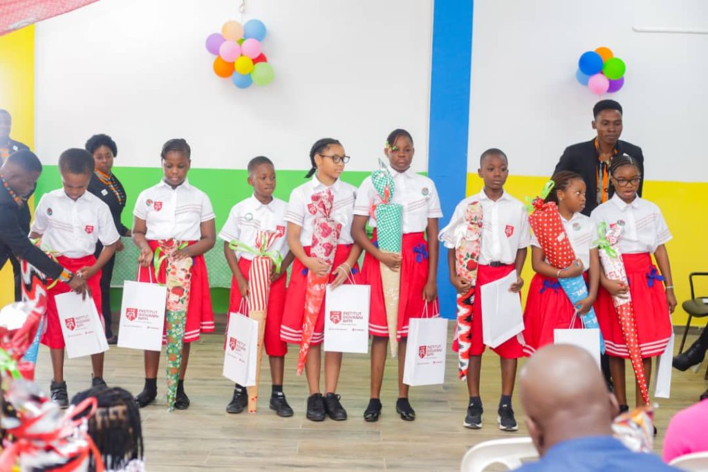 Côte d’Ivoire – AIP / Des élèves de la maternelle à la seconde d’un groupe scolaire reçoivent des kits de bienvenue