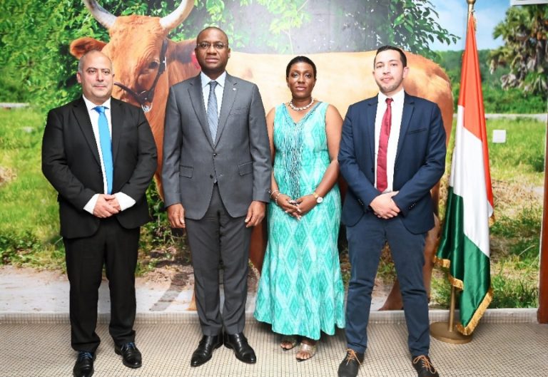 Côte d’Ivoire-AIP/ Le MIRAH et Vet’Tronic signent un Mémorandum pour l’identification et la traçabilité des animaux de compagnie