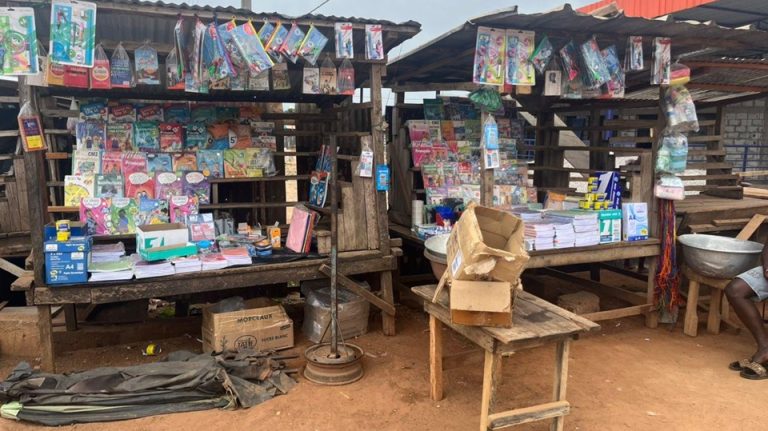 Côte d’Ivoire-AIP/ Sakassou : multiplication des « librairies par terre » pour la rentrée scolaire