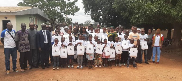 Côte d’Ivoire-AIP/ Un cadre offre des kits scolaires aux meilleurs élèves des cours de vacances du groupe scolaire Bondoukou Sud pour promouvoir l’excellence