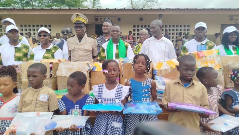 Côte d’Ivoire-AIP/ Rentrée 2025-2026 : plus de 1000 kits offerts aux écoliers à Adiaké