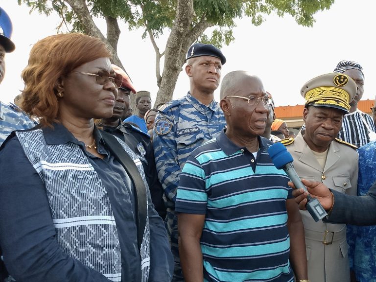 Côte d’Ivoire-AIP/ Le Président Ouattara offre des vivres et des fonds aux déplacés ghanéens accueillis dans le Bounkani