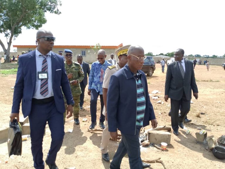 Côte d’Ivoire-AIP/ Le ministre Kacou Léon Adom s’imprègne des conditions de vie des déplacés ghanéens à Vonkoro